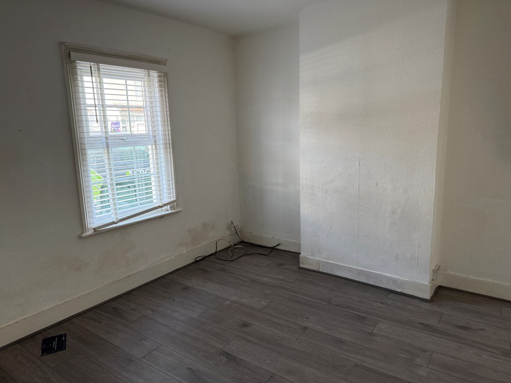 Lot: 37 - TERRACE HOUSE IN NEED OF UPDATING - Living room